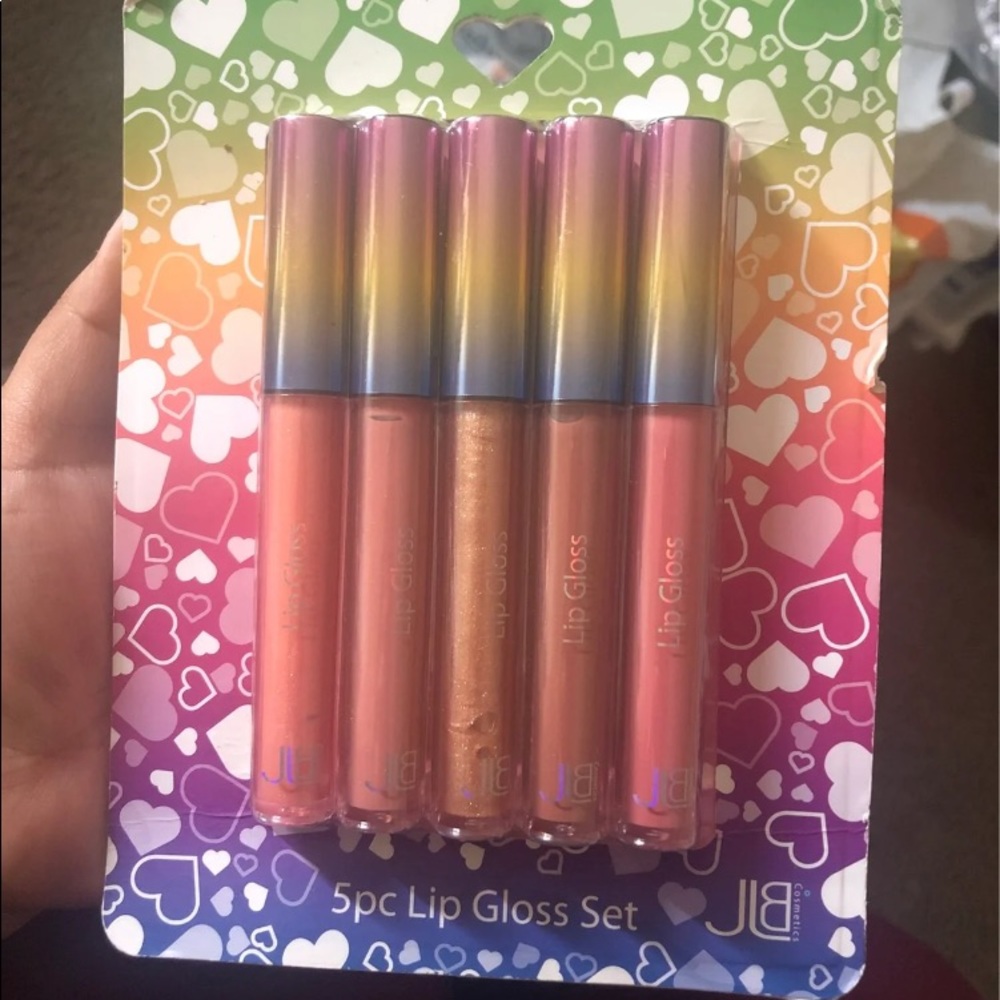 lipgloss set and necklace